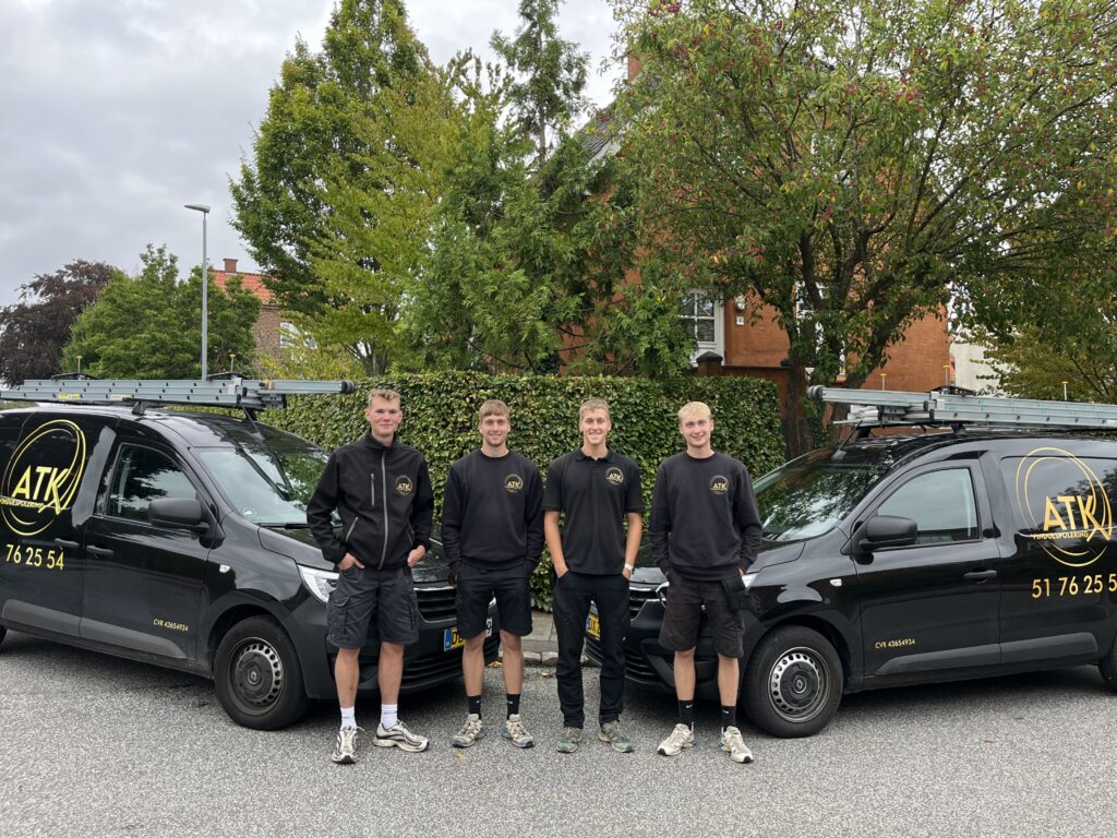 Teamet fra ATK Vinduespolering foran deres biler